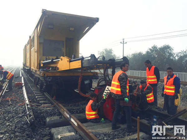 天津鐵路樞紐西南環線改造進入無縫軌道焊接-1.jpg 天津鐵路樞紐西南環線改造進入無縫軌道焊接-1.jpg